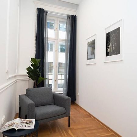 Best Located, 150 M2 5 Bedrooms Apt., 부다페스트 외부 사진