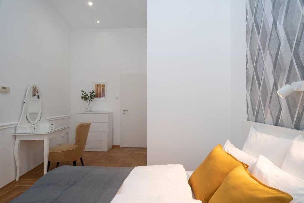 Best Located, 150 M2 5 Bedrooms Apt., 부다페스트 외부 사진