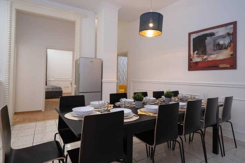 Best Located, 150 M2 5 Bedrooms Apt., 부다페스트 외부 사진