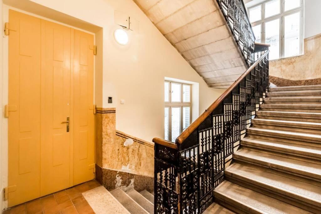 Best Located, 150 M2 5 Bedrooms Apt., 부다페스트 외부 사진