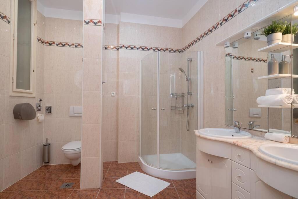 Best Located, 150 M2 5 Bedrooms Apt., 부다페스트 외부 사진