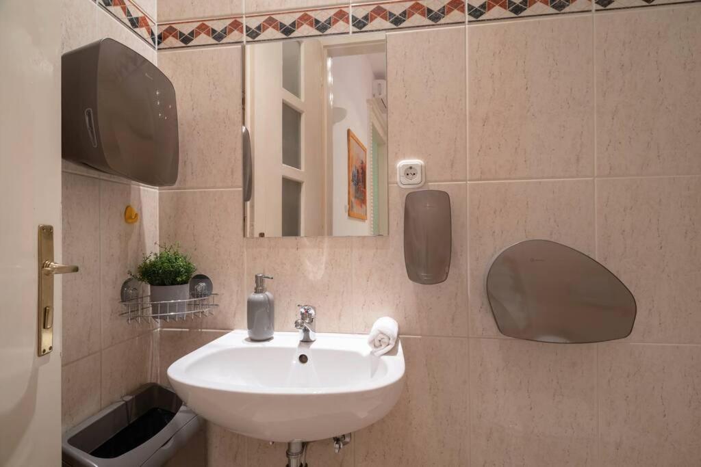 Best Located, 150 M2 5 Bedrooms Apt., 부다페스트 외부 사진