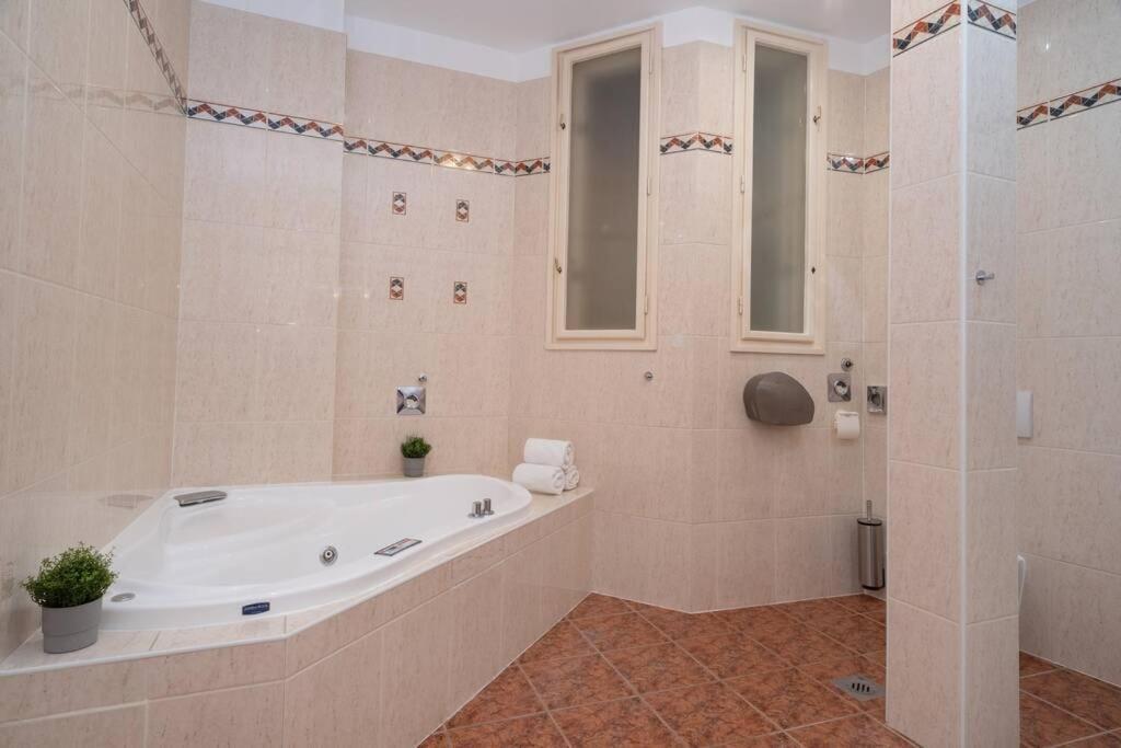 Best Located, 150 M2 5 Bedrooms Apt., 부다페스트 외부 사진