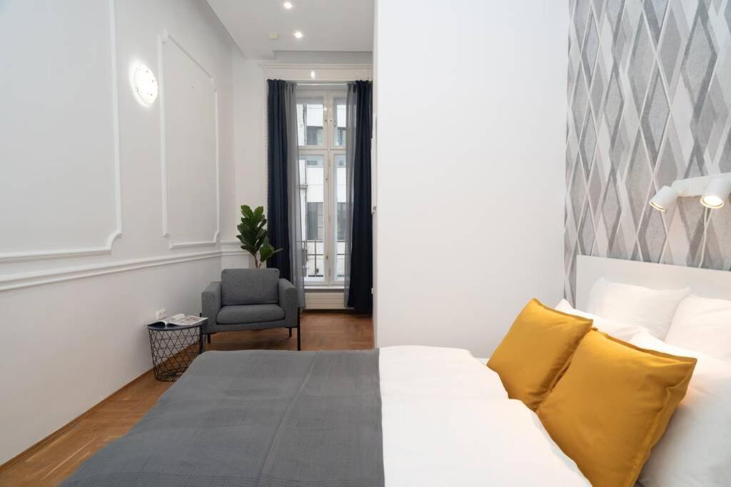 Best Located, 150 M2 5 Bedrooms Apt., 부다페스트 외부 사진