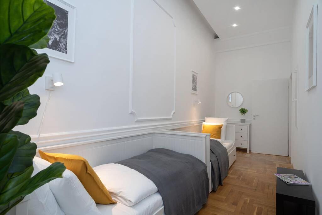 Best Located, 150 M2 5 Bedrooms Apt., 부다페스트 외부 사진