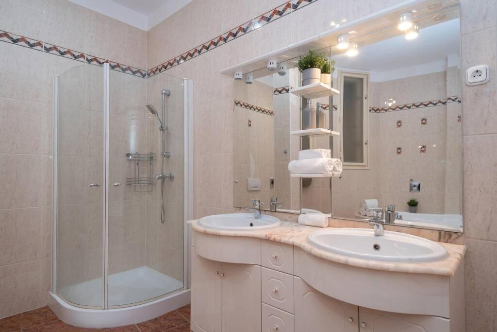 Best Located, 150 M2 5 Bedrooms Apt., 부다페스트 외부 사진