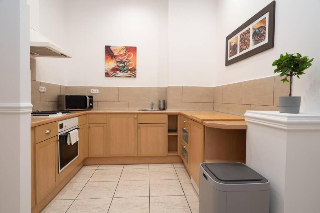 Best Located, 150 M2 5 Bedrooms Apt., 부다페스트 외부 사진